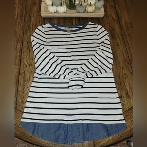 Lightweight long-sleeved top with layered illusion.